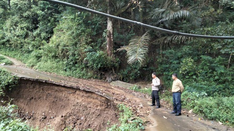 Hujan Intensitas Tinggi, Jalan dan Tanah di Sikka Longsor