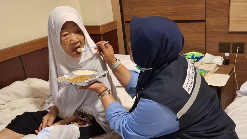 Maria Ulfa Petugas Haji Disabilitas dan Lansia: Puncak Spiritual Saya Bukan dari Lantunan Doa di Raudhah dan Wukuf di Arafah, Justru Saat Mengganti Popok Seorang Nenek
