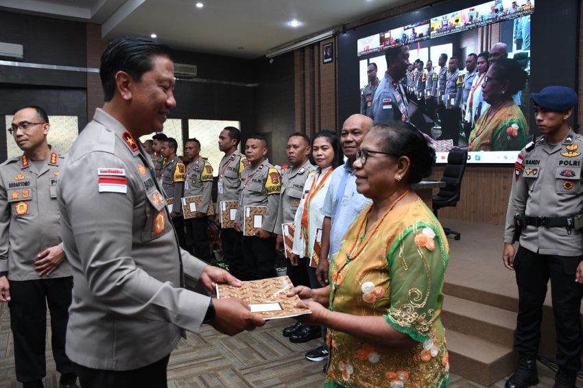Belasan Personil dan Warga Masyarakat Dapat Penghargaan Saat Rakernis Binmas Polda NTT