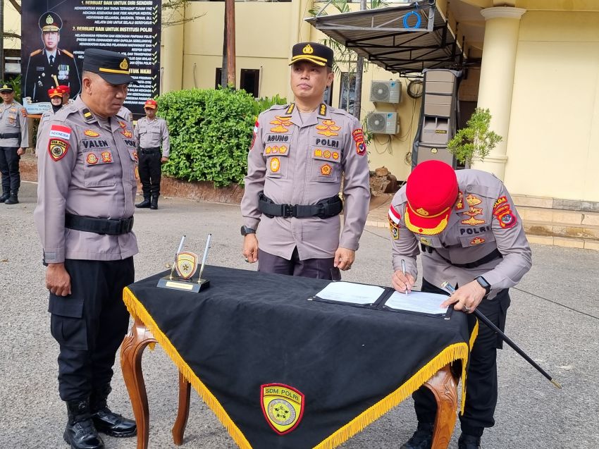 Biro SDM Polda NTT Serahkan 118 Siswa Bintara Pria Ke SPN Polda NTT