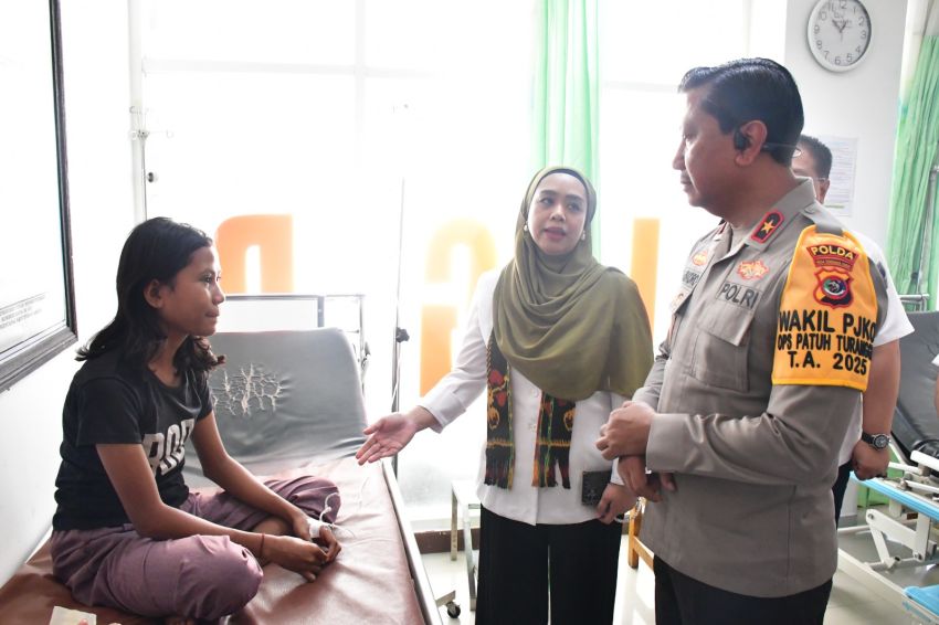 Wakapolda NTT Tinjau Kondisi Siswa SMPN 8 Kupang yang Diduga Keracunan Makanan