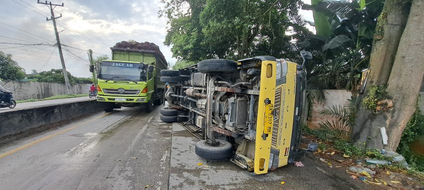 Tabrak Trotoar, Truk Coldiesel Muatan 7 Ton Tepung Terguling di Tebingtinggi