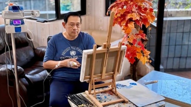 SBY Dirawat di RSPAD, Tetap Semangat Melukis Meski Tangan Terinfus