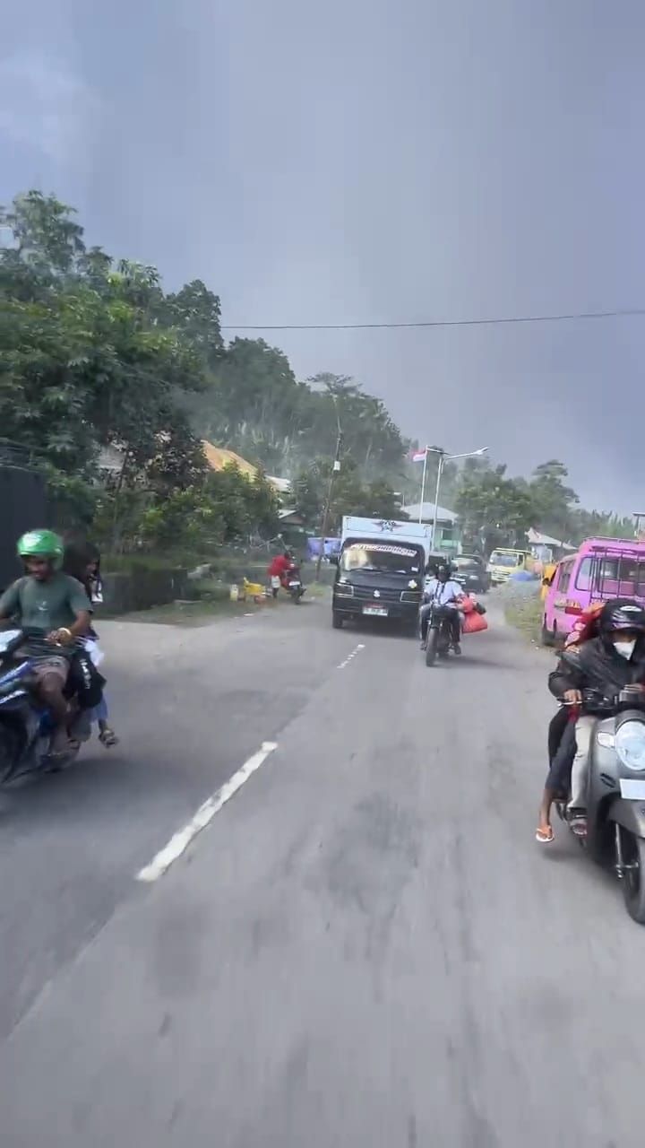 Abu Vulkanik Gunung Lewotobi Berdampak Hingga ke Lima Desa di Talibura-Sikka