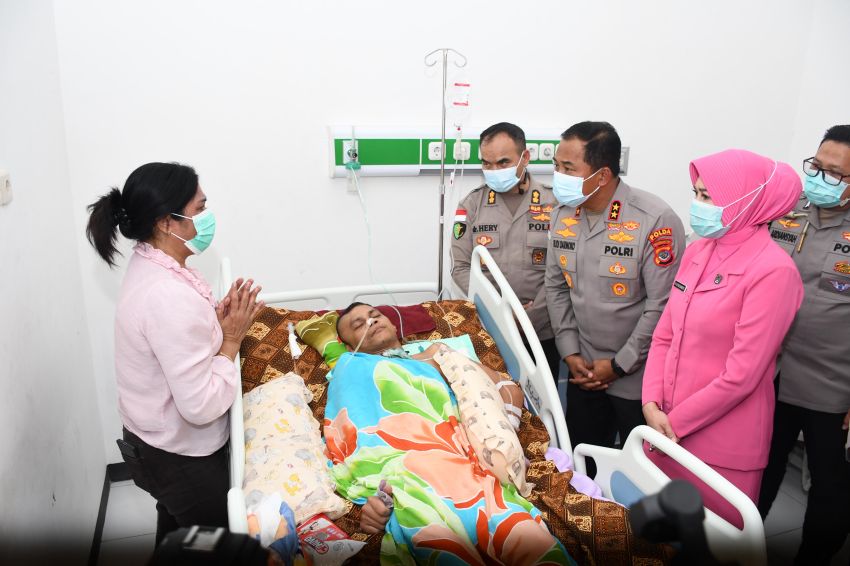 Kapolda NTT Jenguk Anggota Polres TTS Yang Kecelakaan Saat Tugas Pengawalan