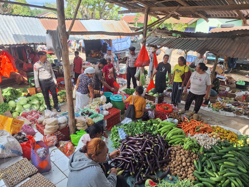 Patroli Dialogis ke Pasar, Polsek Pantai Baru Ingatkan Warga Hindari Judi
