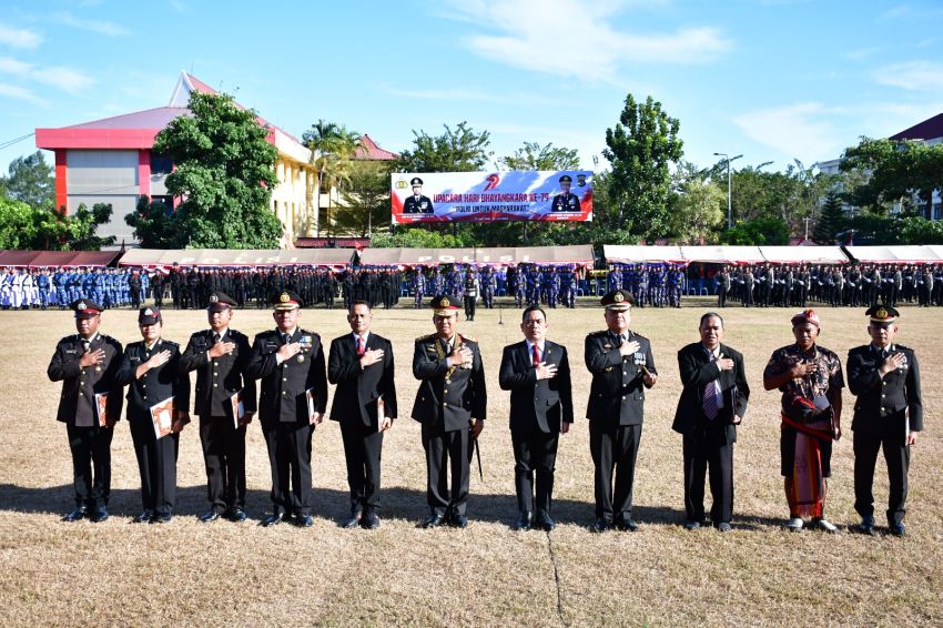 Kapolda NTT Beri Penghargaan Bagi Polwan Survivor Kanker Serviks