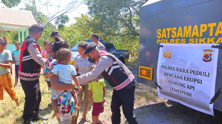 Anggota Polres Sikka Bersihkan Abu Vulkanik dan Bagi Masker di Wilayah Terdampak Erupsi