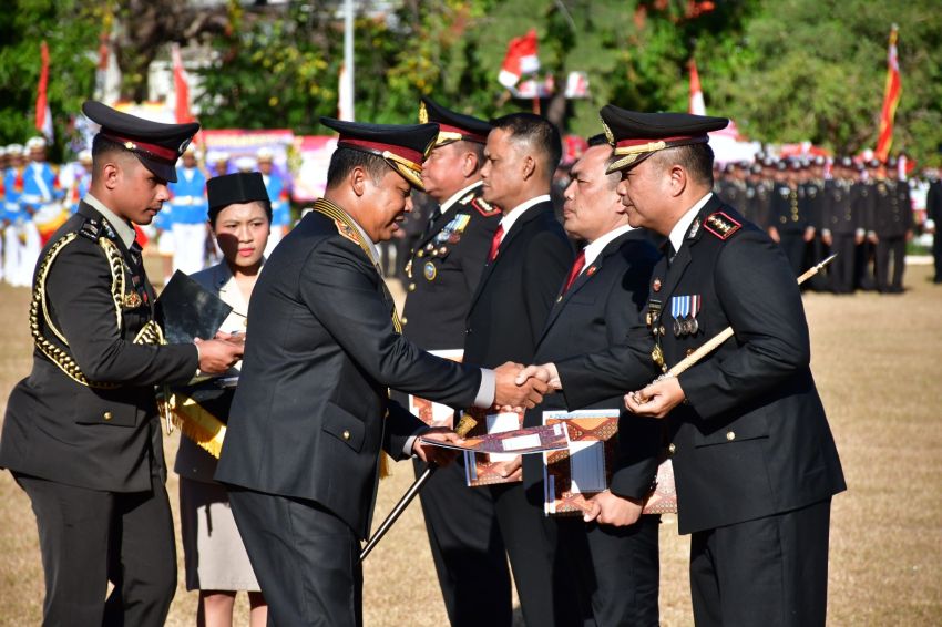 Perwira dan Anggota Polri Diberi Penghargaan Atas Sejumlah Prestasi