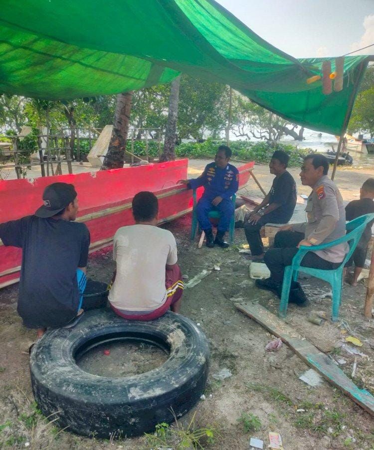 Anggota Polairud Manggarai Sambangi Nelayan Pesisir