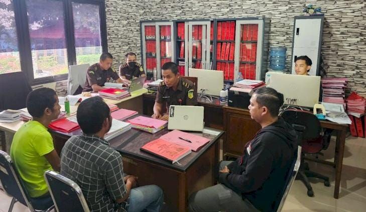 Dua Tersangka Curanmor Diserahkan Polsek Lewa ke Kejaksaan