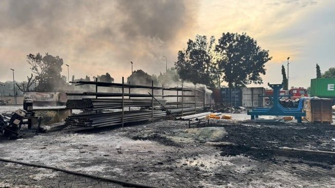 Kebakaran Pabrik Minyak Goreng di Medan Padam Setelah 15 Jam, 2 Petugas Damkar Luka
