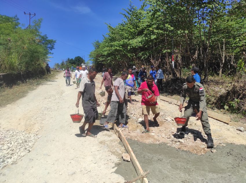 Warga Desa Tunbaun-Kupang Galang Dana Lewat Media Sosial Perbaiki Jalan Rusak