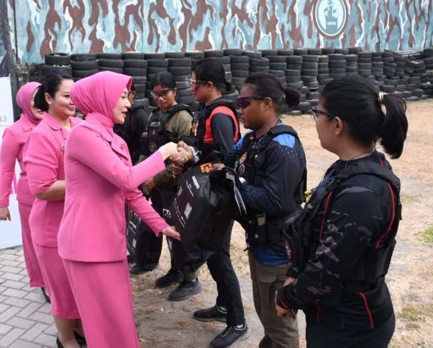 Enam Polwan Brimob Polda NTT Siap Berlaga Pada Ajang Lomba Menembak