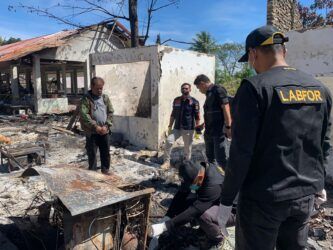 Ungkap Penyebab Kebakaran, Tim Labfor Polda Bali Olah TKP Lokasi Kebakaran Pasar Oinlasi-TTS