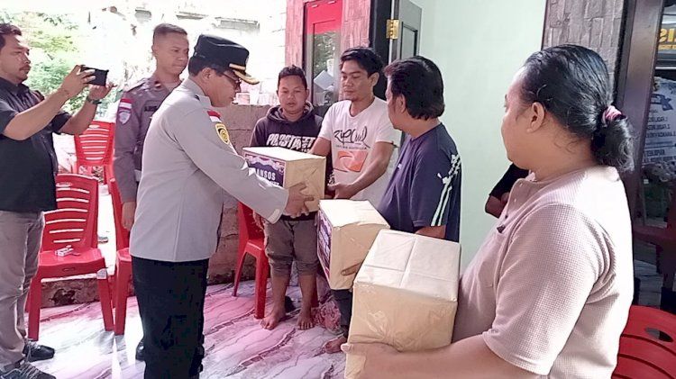 Kapolda NTT Bantu Korban Kebakaran Pasar Inpres Oinlasi-TTS