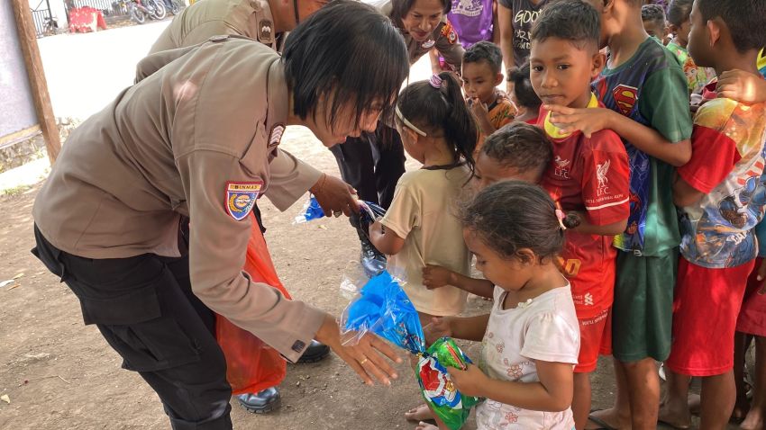 Anak-anak di Tenda Pengungsian Erupsi Gunung Lewotobi Dapat Trauma Healing dari Polda NTT dan Polres Flores Timur