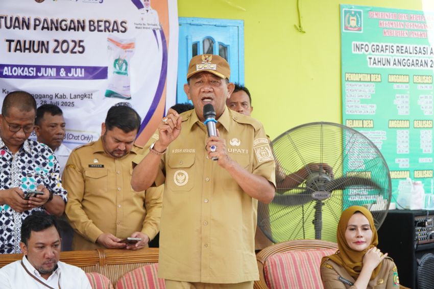 Syah Afandin Salurkan 139 Ton Beras dan 180 Seragam Sekolah di Secanggang