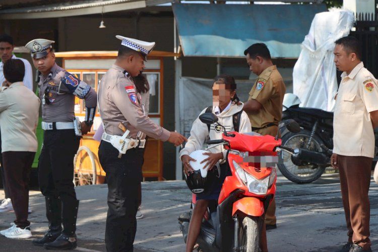 Polantas Polres Sumba Timur Tindak Pengendara Sepeda Motor Dibawah Umur