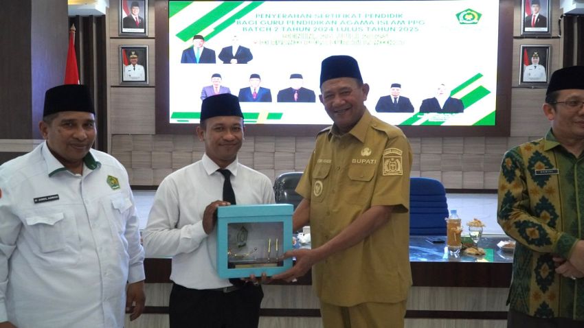Bupati Langkat Serahkan Sertifikat Pendidik kepada 51 Guru PAI: Tegaskan Peran Strategis Bangun Moral Bangsa