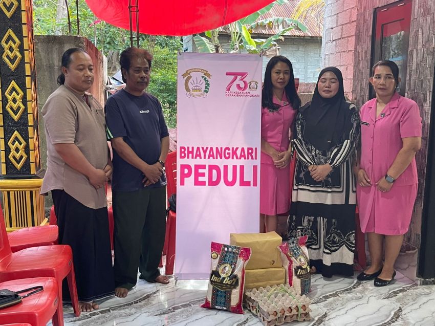 Polsek dan Bhayangkari Amanatun Selatan Kunjungi dan Beri Bantuan Korban Kebakaran Pasar Oinlasi