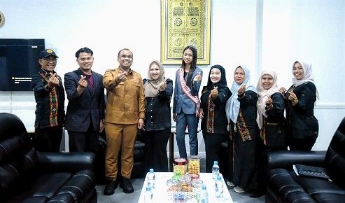 Ririn Yunika Raih Penghargaan Best Model Of the Year di Asean Fashion Festival 2025 