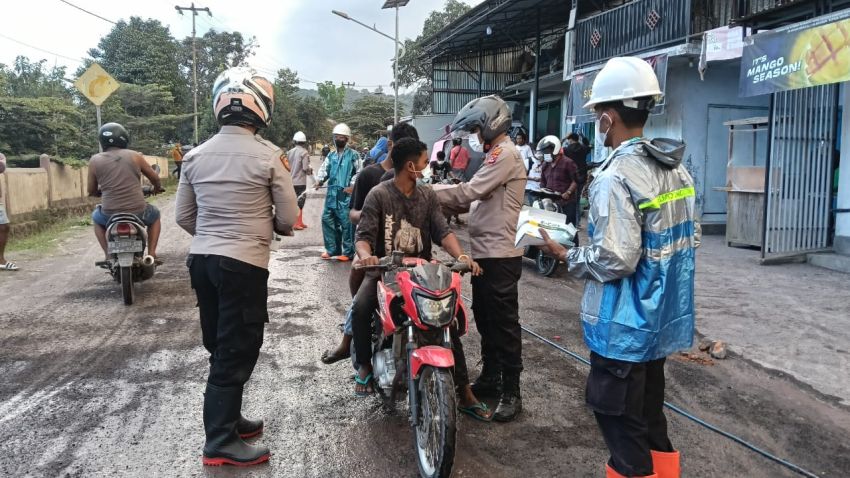 Dihantam Abu dan Kerikil Erupsi Gunung Lewotobi, Tim Medis Polda NTT Tetap Layani Warga