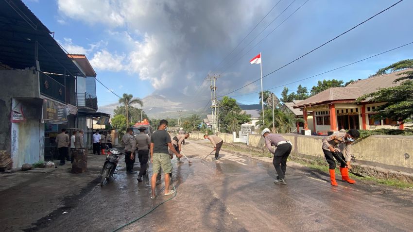 Pasca Erupsi Gunung Lewotobi, Polres Flores Timur Bersihkan Jalan Utama dari Abu Vulkanik