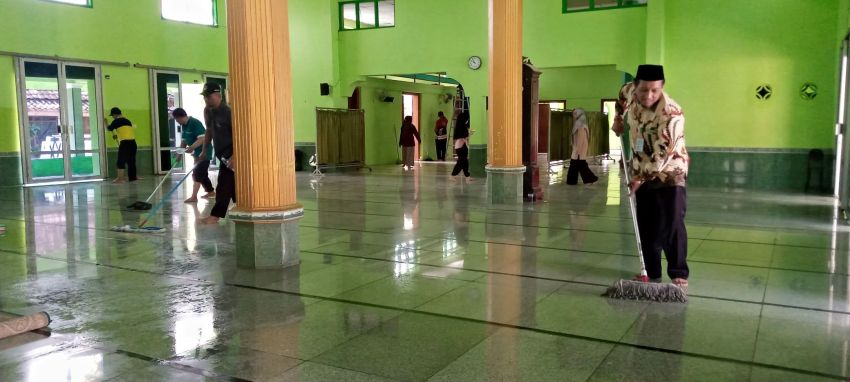 Masjid Al Hidayah Mangunharjo Tugu Langganan Kena Banjir, Penyuluh Agama Islam Bantu Bersihkan Masjid