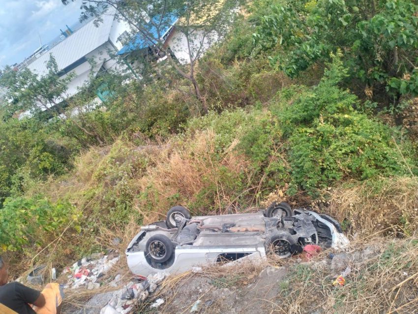 Mobil Terbalik, Penumpang Selamat dan Sopir Dilarikan ke Rumah Sakit