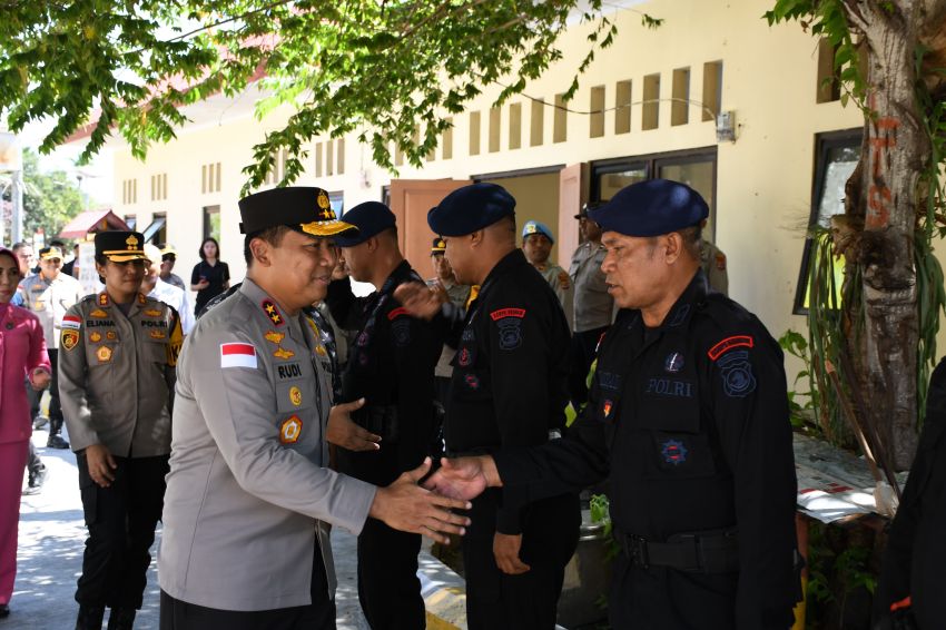 Kunjungi Pos Satgas Pamtas Brimob di Perbatasan Wini, Kapolda NTT Beri Semangat dan Tali Asih