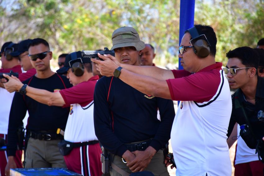 Kapolda NTT Coffee Morning dan Latihan Menembak Bersama Wartawan
