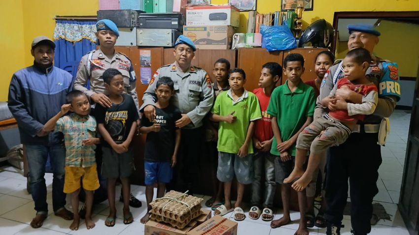 Propam Polres Ngada Berbagi Dengan Anak Panti Asuhan