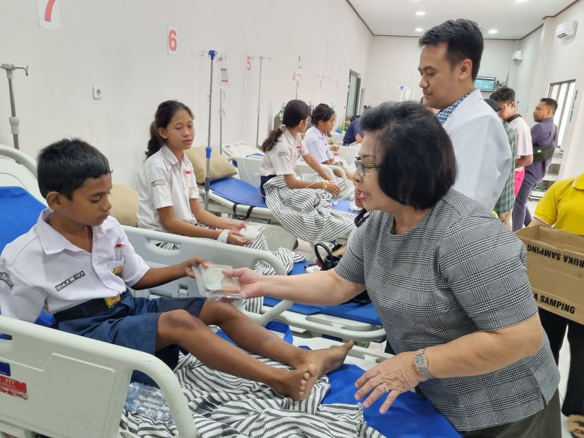 Peduli Pada Pasien, Pimpinan RSU Mamami Kupang Bagikan Makanan Siang Gratis Bagi Puluhan Siswa SMPN 8