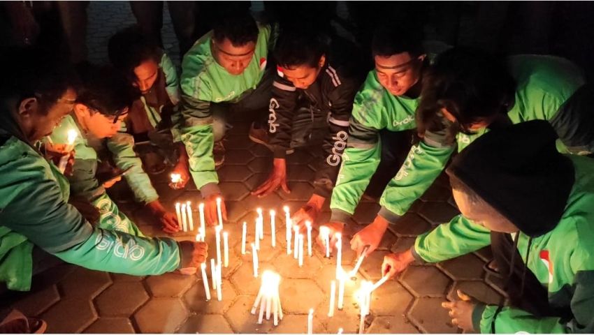 Solidaritas Untuk Affan Kurniawan, Ojol di Kupang Gelar Seribu Lilin