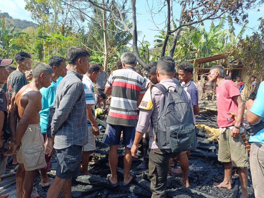Rumah Warga di Sumba Barat Terbakar Saat Ditinggalkan Pemilik, Bhabinkamtibmas Turun Tangan