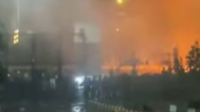 Benteng DPR RI Jebol! Massa Tumpah Ruah ke Senayan, Polisi Dibombardir Petasan