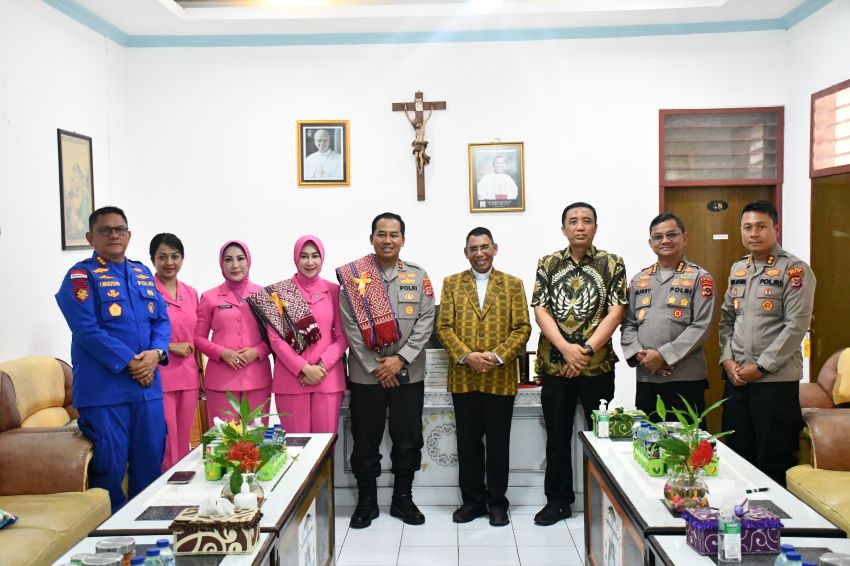 Sinergi Keamanan Perbatasan, Kapolda NTT Silaturahmi ke Keuskupan Atambua