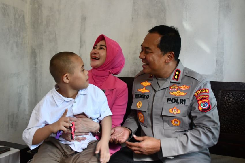 Beri Dukungan Moril, Kapolda NTT Sambangi Anggota Polres Belu Yang Baru Berduka