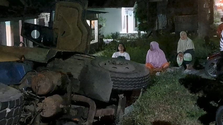 Rem Blong! Truk Tangki Nyaris Tabrak Rumah Warga Usai Terjun ke Parit 3 Meter di Tebingtinggi
