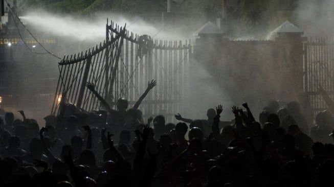 Brutal di Demo DPR! Wartawan ANTARA Dipukul Polisi Meski Sudah Tunjukkan ID Pers