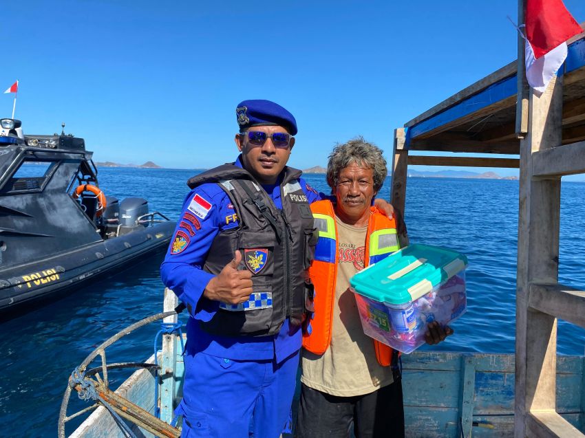 Kapolda NTT Beri Tali Asih Bagi Nelayan Pesisir di Labuan Bajo-Manggarai Barat