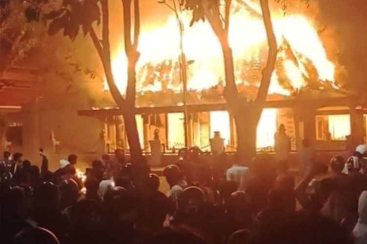 Gedung Negara Grahadi Surabaya Terbakar, Massa Ricuh Lakukan Penjarahan