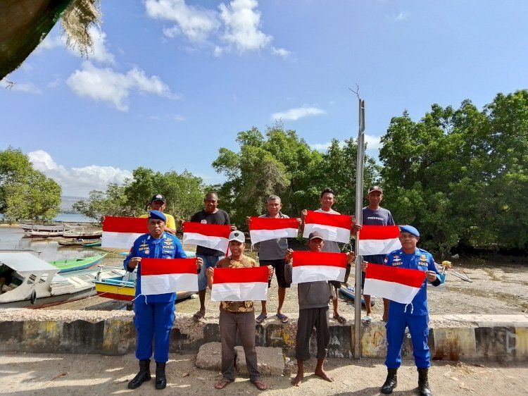 Polairud Polda NTT Ajak Nelayan Sumba Timur Rayakan Kemerdekaan Dengan Membagikan Bendera Merah Putih