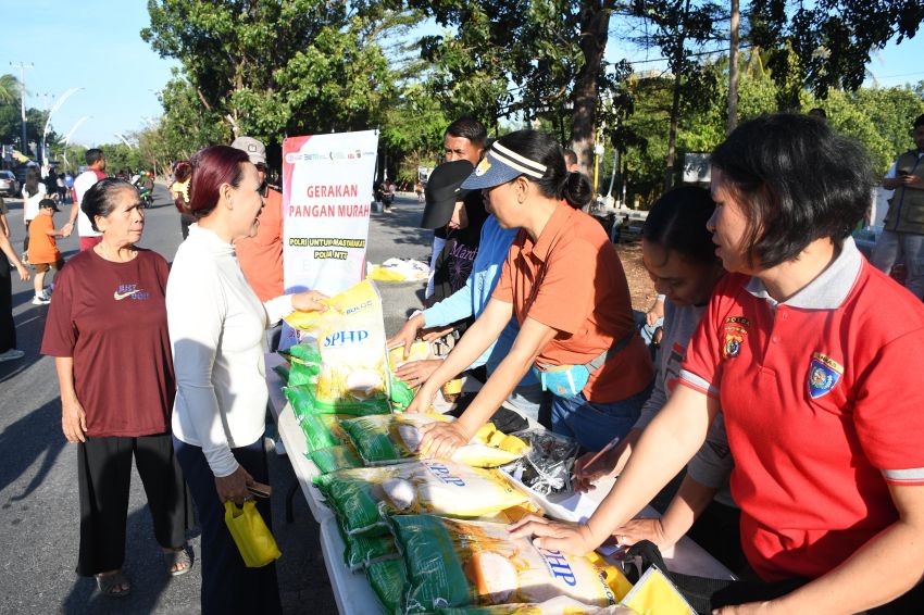 Warga Serbu Beras Jualan Polda NTT-Bulog Dalam  Gerakan Pangan Murah di  Arena CFD Kupang