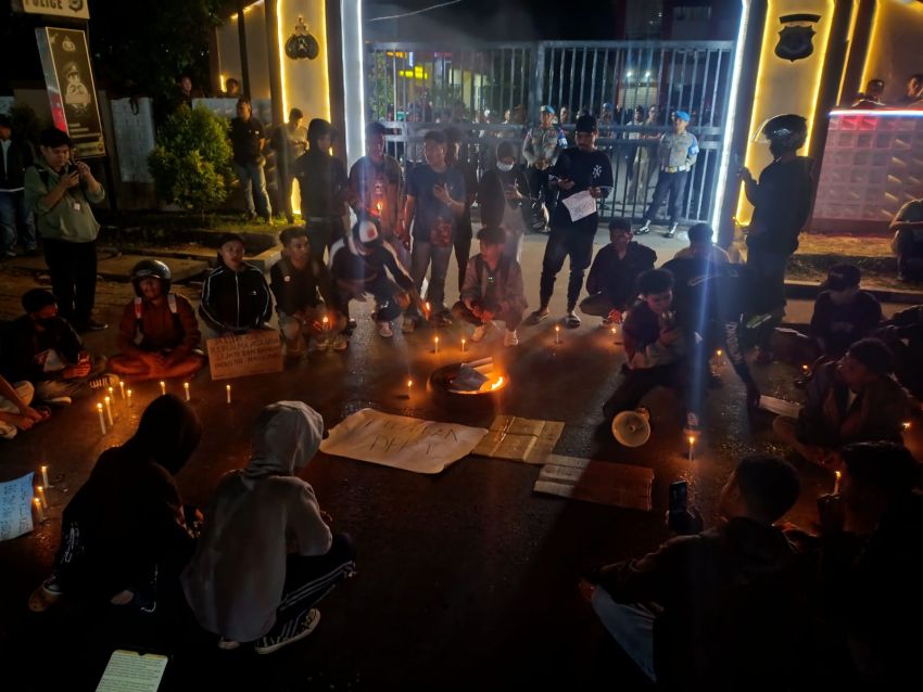 Demo di Depan Polda NTT, Kelompok Massa Bakar Ban