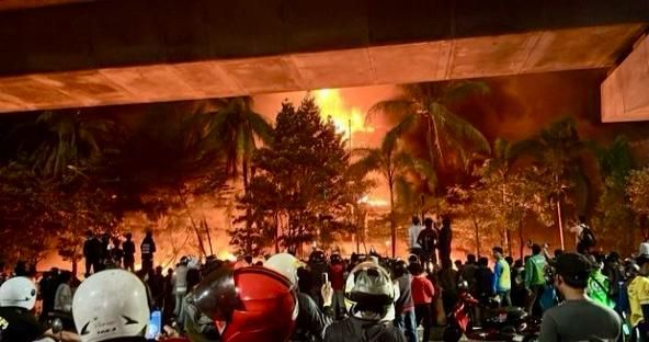 Rusuh Demo Makassar: Kantor DPRD dan Pos Polisi Dibakar, Jalan Lumpuh Total