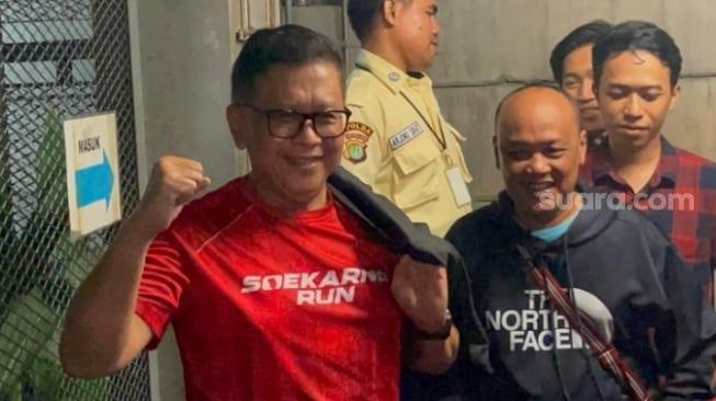 Hasto Resmi Bebas, Kepalkan Tangan dan Pamer Kaos “Soekarno” Usai Dapat Amnesti dari Presiden Prabowo