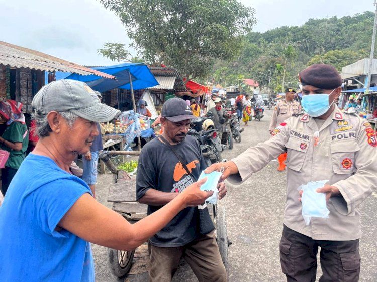 Polres Flores Timur Bagikan Masker dan Edukasi Warga Pasar Boru Pasca Erupsi Lewotobi