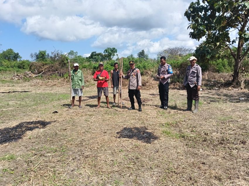 Kapolsek dan Anggota Polsek Malaka Barat Monitoring Pembersihan dan Penanaman Jagung